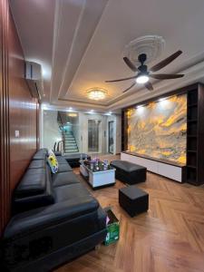 Chính chủ bán nhà Nguyên Hồng quận Đống Đa 66m2 4tầng MT5.5m-Ô tô tránh vỉa hè kinh doanh cực đẹp